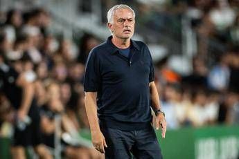 Mourinho show dopo il ko del Real: “C’erano due rossi” e mostra le foto in conferenza