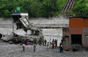 Nepal, cittadino cinese estratto vivo da un tunnel a 10 giorni dall’alluvione