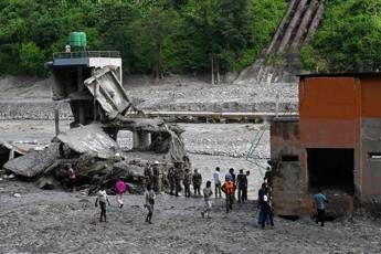 Nepal, cittadino cinese estratto vivo da un tunnel a 10 giorni dall’alluvione
