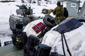 Norvegia, armi e artiglieria al confine con la Russia. Mosca minaccia “ulteriori misure”