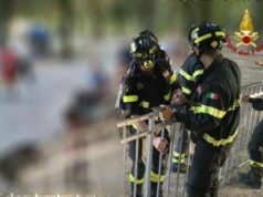 Paura a Pordenone, bimbo di 2 anni incastrato con la testa nella ringhiera del parco giochi: soccorso
