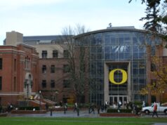 Phil Knight, co-fondatore della Nike, e la donazione record all’Università dell’Oregon: “Assegno da un miliardo di dollari”