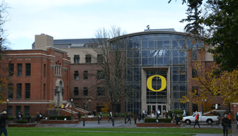 Phil Knight, co-fondatore della Nike, e la donazione record all’Università dell’Oregon: “Assegno da un miliardo di dollari”