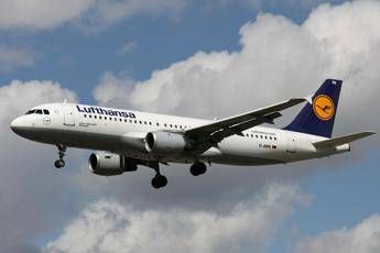 Power bank prende fuoco su aereo di Lufthansa: volo Francoforte-Lisbona dirottato a Lione
