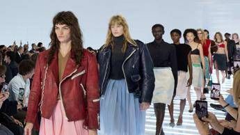 Prada, la gonna è un’ossessione e un invito alla contraddizione