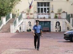 Prof accoltellata a Roma, il piano del 13enne: a scuola con coltelli da sub e telefono sul casco per filmare l’agguato