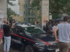 Prof accoltellata a Roma, la testimonianza di uno studente: “Il 13enne indossava casco, ha colpito con coltello e con due pugni”