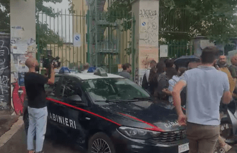 Prof accoltellata a Roma, la testimonianza di uno studente: “Il 13enne indossava casco, ha colpito con coltello e con due pugni”