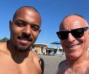 Relax vista gol: Malen in spiaggia a Ostia e poi a Trigoria per l’allenamento