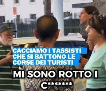 Roma Termini, blitz dell’assessore Onorato contro i tassisti furbetti: “Si battono le corse dei turisti, che figura facciamo in tutto il mondo?”