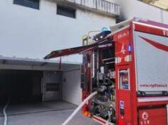 Roma, incendio in un box di via Vitellia: auto elettrica coinvolta, 6 intossicati