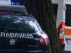 Roma, studente 13enne spruzza spray urticante e accoltella la prof: vittima non in pericolo di vita