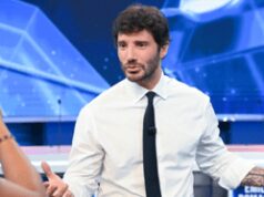 Sanremo 2027, De Martino cambia le regole: voto online ed Eurovision, 24 Big in gara e paletti su Ia