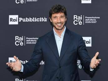 Sanremo, il nuovo regolamento dell’era De Martino: arriva la ‘Serata Performance’, 24 big in gara e paletti per l’IA