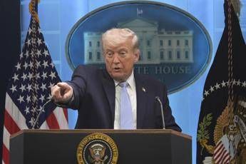 Scure di Trump sui giornalisti: niente accesso alla Casa Bianca per Cnn, Ms Now e Politico. “Assalto ai diritti, avanti con il nostro lavoro”