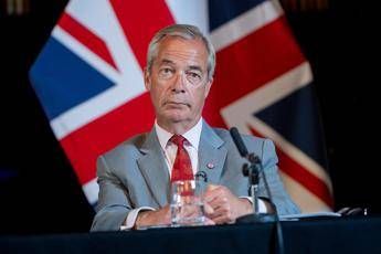 Sospetti finanziamenti illeciti, due dirigenti di Reform Uk si dimettono: Farage in piena bufera