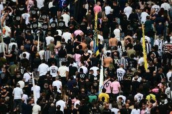Spalle al campo durante 1′ di silenzio per Mazzola, Juve multata di 10.000 euro