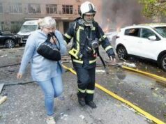 Ucraina, attacco nella notte a Kiev: danni e incendi. Zelensky: “8000 truppe nordcoreane in Russia”