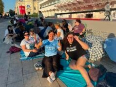 Venezia 83, l’attesa dei fan per gli Oasis: “Qui dall’alba per i fratelli Gallagher”