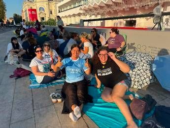 Venezia 83, l’attesa dei fan per gli Oasis: “Qui dall’alba per i fratelli Gallagher”