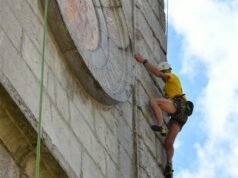 Ardesio invasa da arrampicatori arrivati da tutta la Lombardia per lo street boulder Ardesio