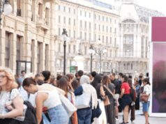 iPhone 18, in coda dall’alba a Milano. Pioggia di critiche social: “Per un posto di lavoro non farebbero quella fila”