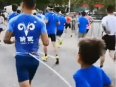 Bambino legato e costretto a correre una mezza maratona: runner squalificato tre anni