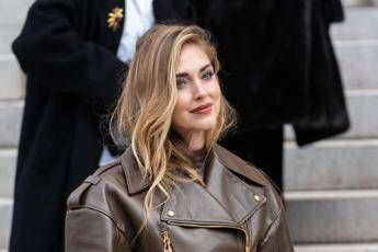 Chiara Ferragni litiga con un hater: “Potete smetterla di giudicare le madri?”