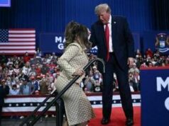 Donald Trump senza freni in Michigan, sul palco del comizio con lui Nicki Minaj: “Ha un lato B spettacolare”
