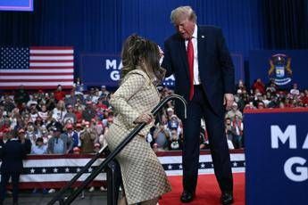Donald Trump senza freni in Michigan, sul palco del comizio con lui Nicki Minaj: “Ha un lato B spettacolare”