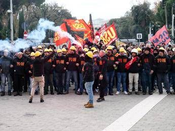 Ex Ilva, terzo giorno di protesta: presidi davanti alla raffineria a Taranto, corteo a Genova