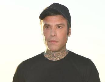 Fedez nei guai, la denuncia di due ragazzi: “Presi a pugni da un suo bodyguard per un selfie”