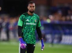 Feyenoord-Como, che beffa per Sanchez: il pallone deviato va sul palo carambola sulla sua gamba e finisce in rete