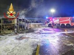 Firenze, incendio in deposito Autolinee Toscane: 12 bus distrutti e 7 danneggiati