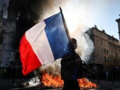 Francia, proteste contro il caro vita: scontri a Parigi e Marsiglia, almeno cento gli arresti