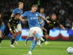 Hojlund sbaglia il rigore, arbitro fa ripetere e De Bruyne segna: caos in Napoli-Frosinone