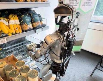 I robot lavorano al supermercato in Danimarca, gli umanoidi tra scaffali e casse