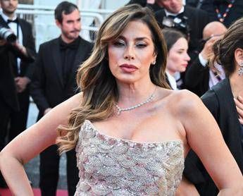 Incidente all’alba per Aida Yespica, urta 5 cassonetti e 2 auto poi insulta i carabinieri e rifiuta l’alcol test
