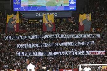 L’Olimpico celebra Mourinho: cori, striscioni e lui manda un bacio alla Curva Sud