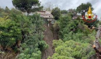 Maltempo in Campania, frana a Mergellina: evacuati tre appartamenti
