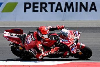 Marquez accelera, Bezzecchi e Fernandez cadono: cos’è successo in partenza in MotoGp