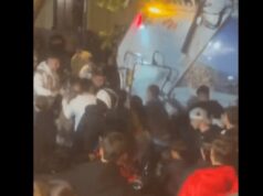 Napoli, 50enne pestato da branco ragazzini e investito da camion rifiuti: rischia amputazione gamba – IL VIDEO