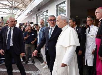Papa, il chirurgo rassicura: “Pieno recupero in una decina di giorni, non ci sono motivi per rinviare il viaggio in America Latina”