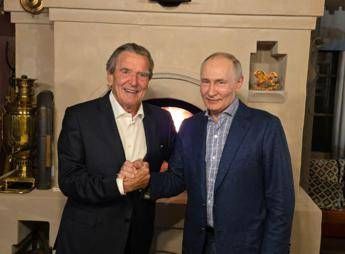 Putin festeggia il compleanno con Gerhard Schroeder: l’incontro a Mosca e il legame con la Russia