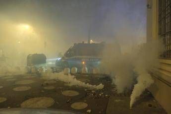 Scontri a corteo per sgombero Askatasuna, chieste 19 misure cautelari: tra i reati contestati anche tentato omicidio