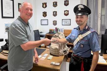 Turista dimentica zaino con oltre 2mila dollari sul treno Civitavecchia-Roma, cittadino gli salva la vacanza
