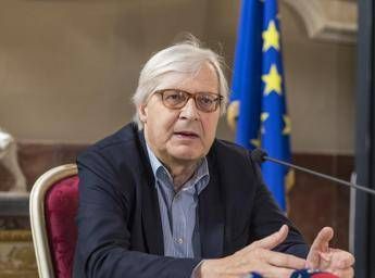 Vittorio Sgarbi è stabile e vigile, continua ricovero in Terapia intensiva al Gemelli