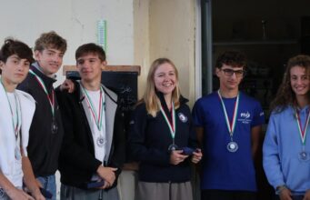 Beatrice Tosi e Marco Tortelli sul podio alla regata XV Zona FIV di Gravedona che chiude la stagione 2026 della classe 29er dei giovani velisti lombardi Vela