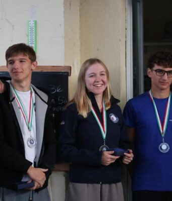 Beatrice Tosi e Marco Tortelli sul podio alla regata XV Zona FIV di Gravedona che chiude la stagione 2026 della classe 29er dei giovani velisti lombardi Vela